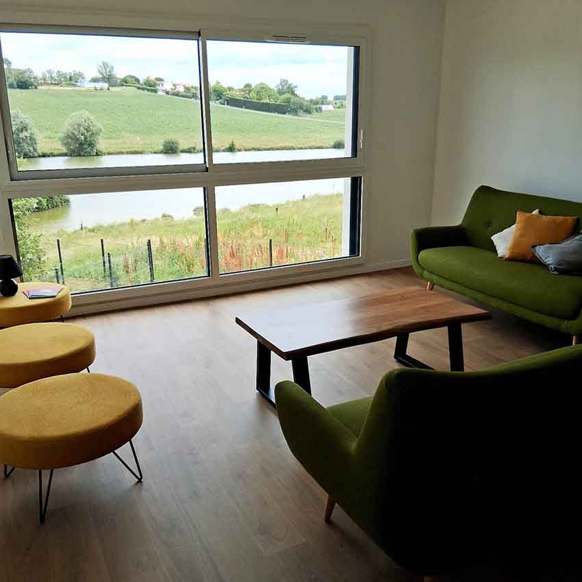 Salon donnant sur la vue sur le village de Técou